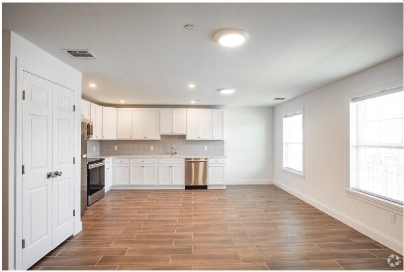 Building Photo - 1163 Montauk Hwy