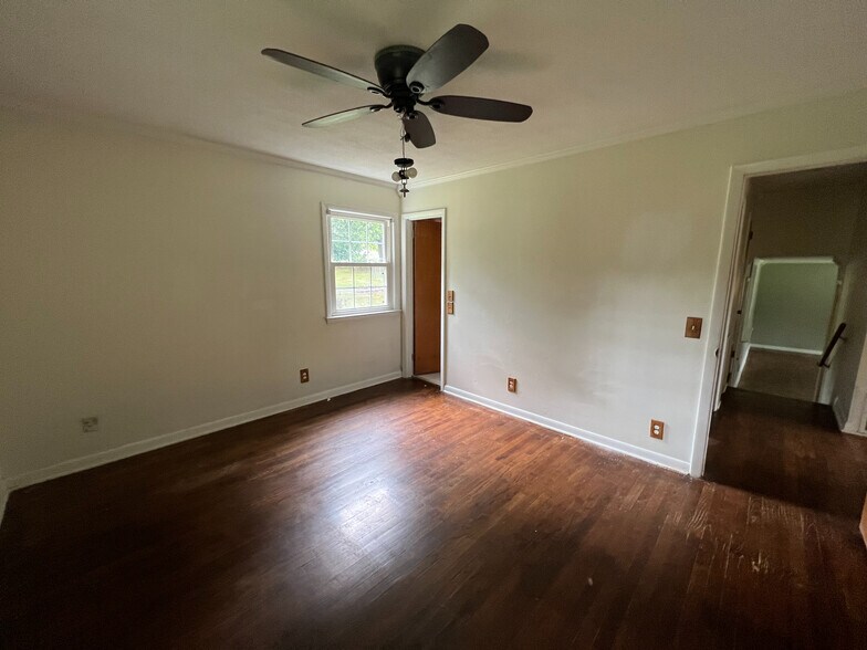 Building Photo - Room in House on Pinedale Dr