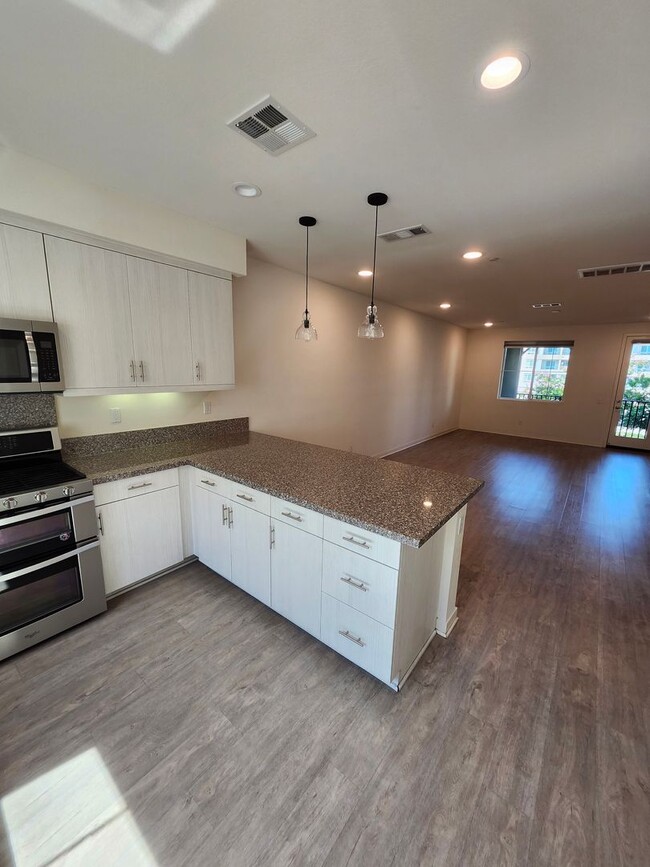 Building Photo - Gorgeous Tri-level Townhouse 3 beds 3 1/2 ...