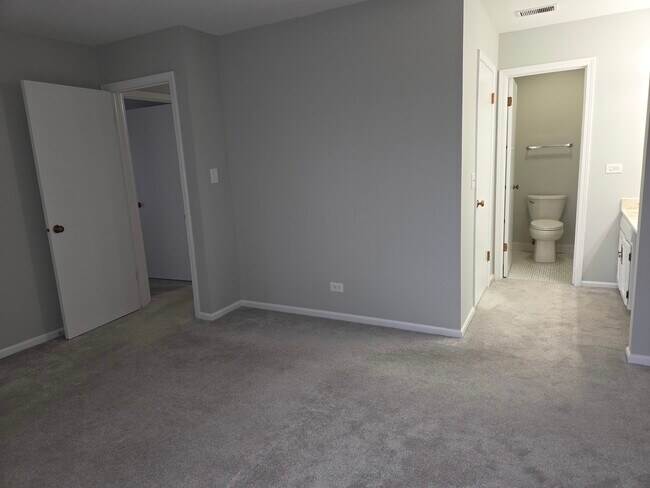 Building Photo - 905 Surrey Dr