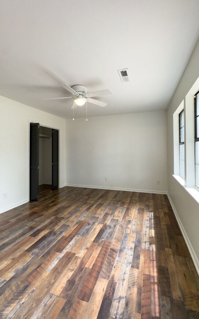 Building Photo - 3BR Home in Shell Point – Sunroom | Garage | Prime Location