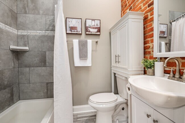 Building Photo - Gorgeous renovated home in Riverside Neigh...