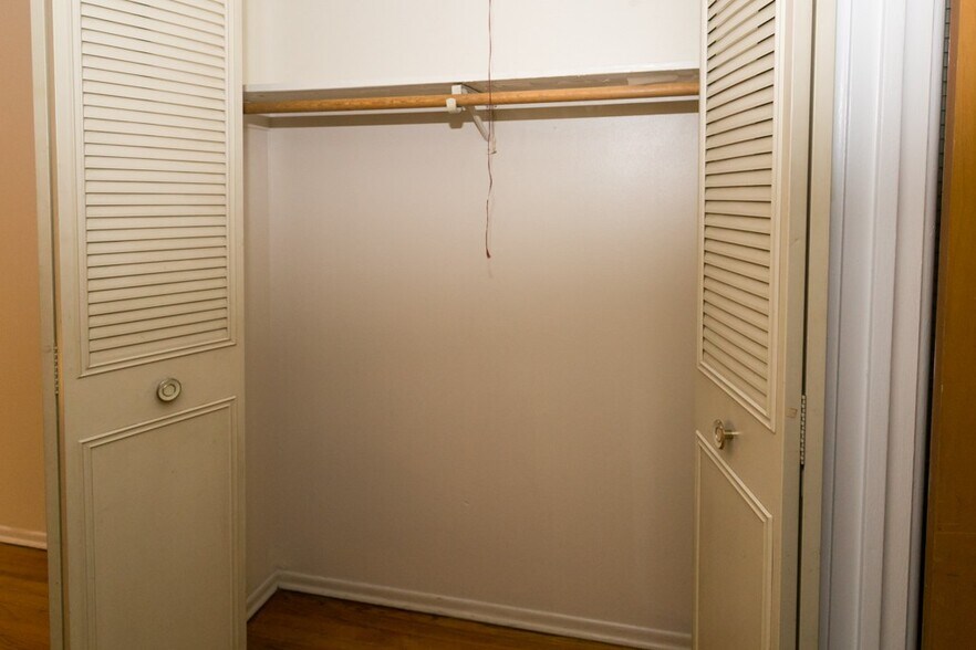 Building Photo - 675 W Wrightwood Ave