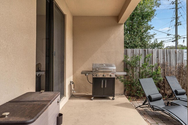 Building Photo - 826 SW 14th Ct