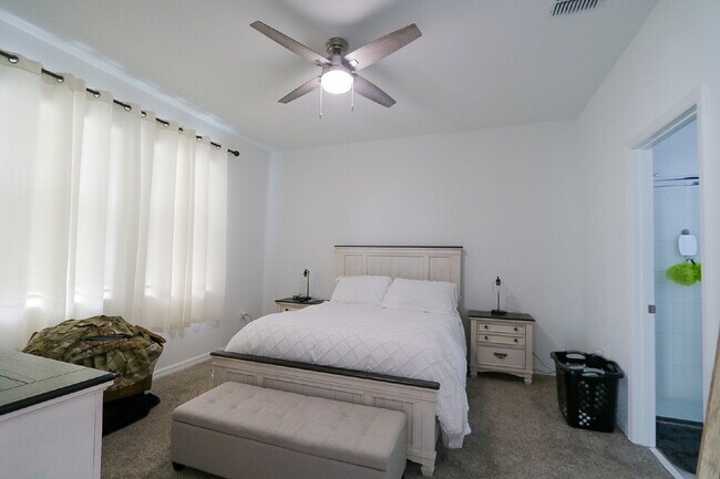 Building Photo - Stunning 4-Bedroom Home in South Fork with...