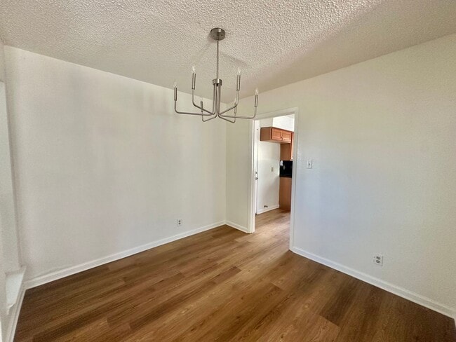 Building Photo - AVAILABLE NOW!