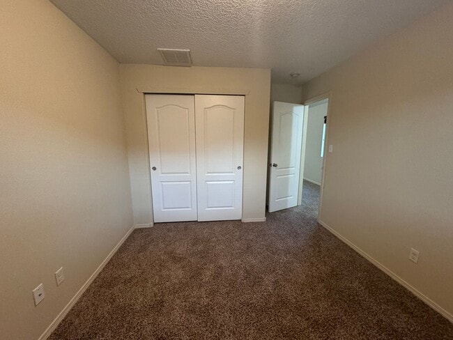 Building Photo - 3 bed 2 bath 1400 sq ft home- MOVE IN SPECIAL!