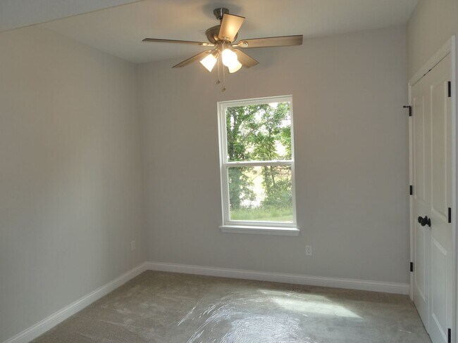 Building Photo - 3 Bedroom 2 Bathroom in South