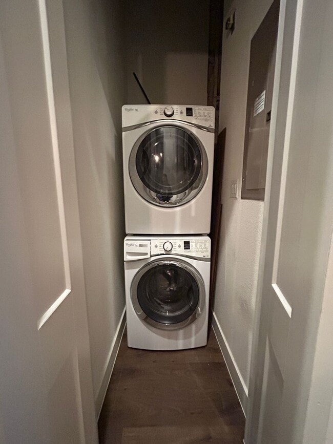 Building Photo - Town Creek CONDO! Large Balcony / Fridge, Washer, Dryer Included / Garage / NBISD