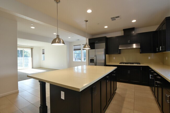 Building Photo - Gorgeous Modern 4 Bedroom 3.5 Bath in Stel...