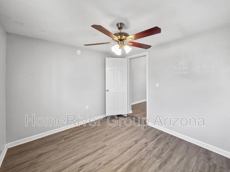 Building Photo - 2241 W Hartford Ave