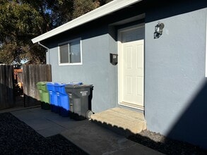 Building Photo - Modern & Stylish 2 Bedroom Duplex with Private Yard in Galt!