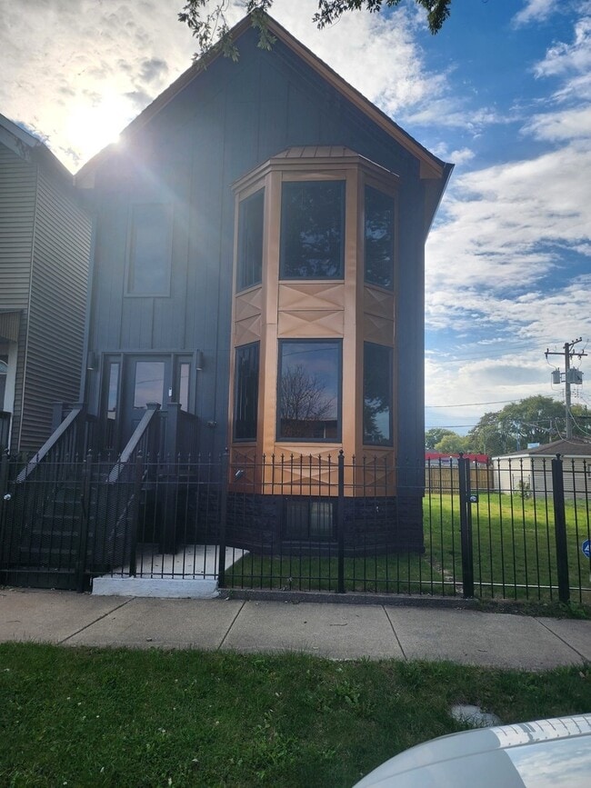 Primary Photo - 243 W Swann St