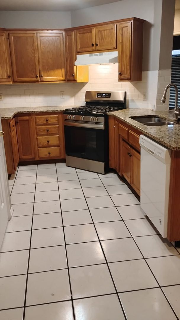 Building Photo - Spacious 4 bd, 2 bath - Converted garage f...