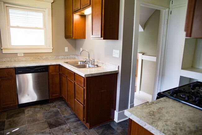 Building Photo - Beautiful 5 Bedroom Close by The U of M fo...