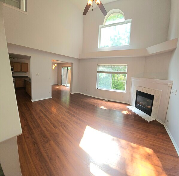 Building Photo - 3910 Old Elm Dr SE