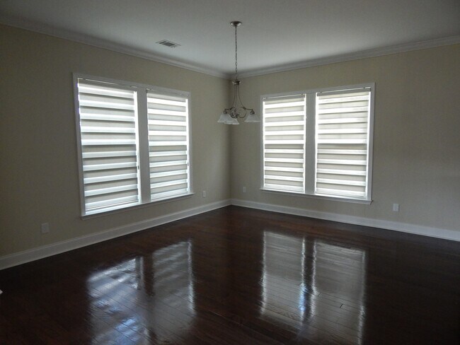 Building Photo - Spacious 6 bedroom, 4 bathroom home!