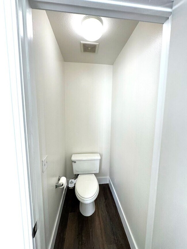 Building Photo - Beautiful 3 Bedrooms, 2.5 Baths Single Family Home with Golf Course Views For Lease