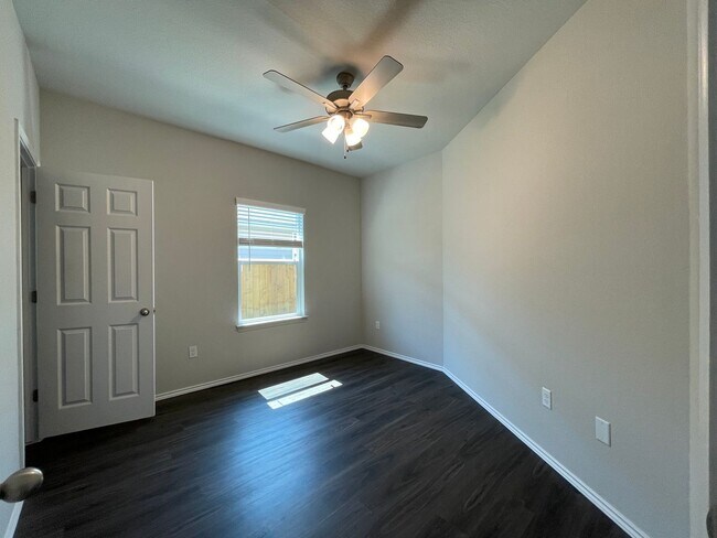 Building Photo - TOWNHOME FOR RENT