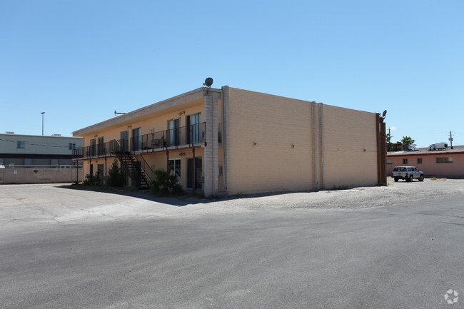 Primary Photo - 691 E Naples Dr
