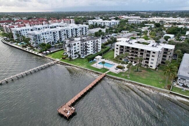 Building Photo - 1204 S Lake Dr