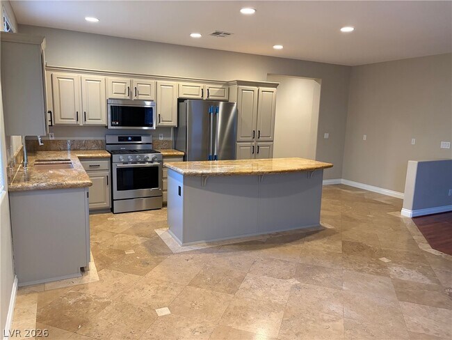 Building Photo - 2406 Paveene Ave