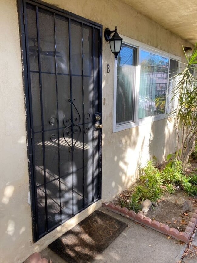 Building Photo - SPACIOUS 2BR/1BA Unit with private Yard.