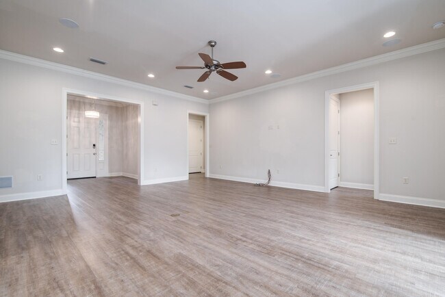 Building Photo - 718 Woods Dr