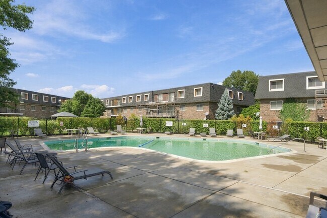 Building Photo - 3850 S Parkway Dr
