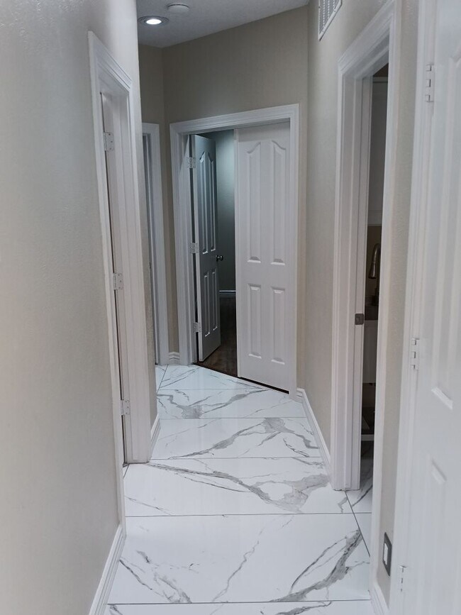 Building Photo - 3 Bedroom, 2 Bathroom Home! Schedule a Showing Soon!