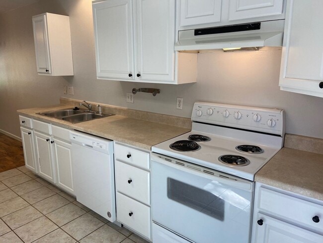 Building Photo - Single-Family Home in Branson