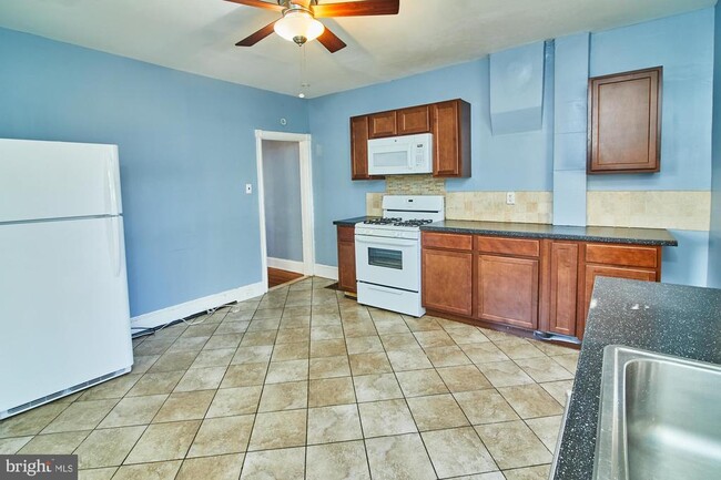 Building Photo - 1916 W 7th St