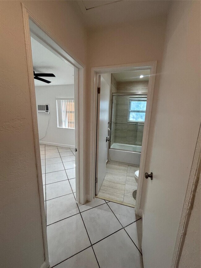 Building Photo - 408 NE 7th Ave