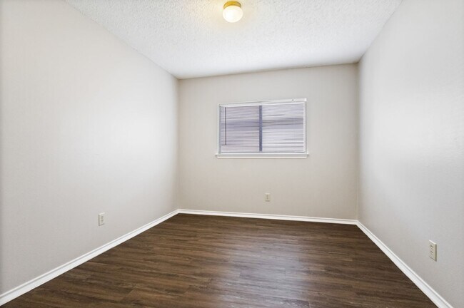 Building Photo - 3 bedroom / 2 bath home in Creekside subdivision