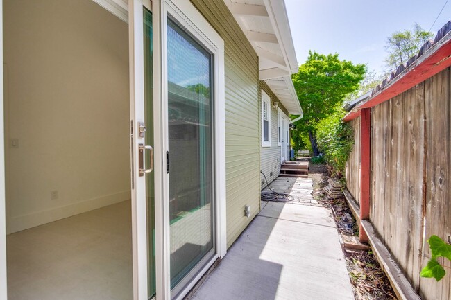 Building Photo - Beautiful 1 Bed 1 Bath Cottage in Highly D...
