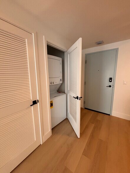 Building Photo - 1541 Van Buren St