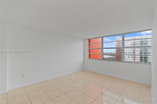 Building Photo - 1301 NE Miami Gardens Dr