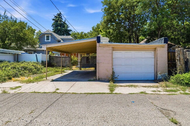 Building Photo - $2,845.95, 3 bed, 1 bath, located in Denver with New Appliances