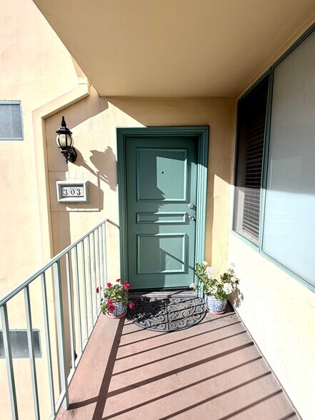 Building Photo - 1430 Colby Ave