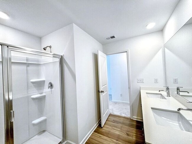 Building Photo - Beautiful 3-Bedroom Modern Mountain-View T...