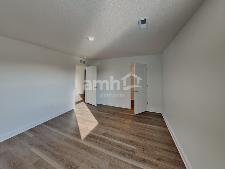 Building Photo - 9127 Henley Ave