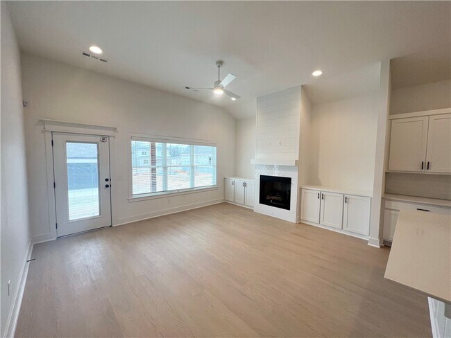 Building Photo - 6304 SW Luna Ln