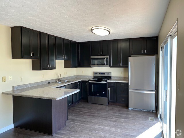 TownHome Kitchen w/ Island - Hawthorne Manor