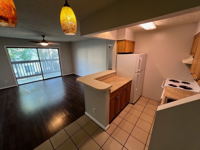 Building Photo - 1 Bedroom Apartment in Hampton Club – Move...