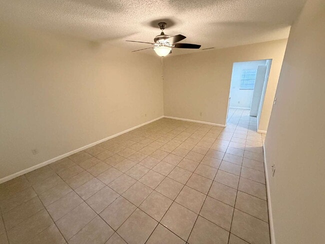 Building Photo - 2-bedroom, 1-bath half-duplex is move-in ready