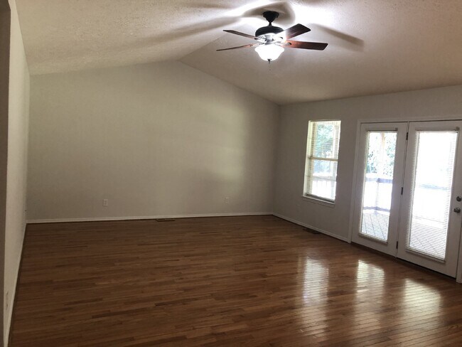 Building Photo - 3BR/2BA Home for Rent in Algood with Garage and Large Fenced Backyard