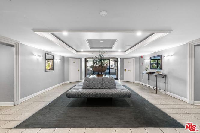 Lobby - 911 N Kings Rd