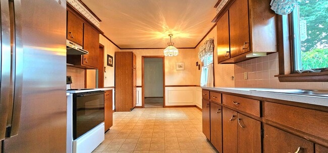 Building Photo - Welcome to this charming 2 bedroom, 1 bath...