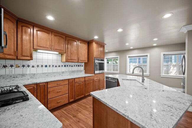 Building Photo - Beautiful Audubon 5 Bedroom Home! - Availa...