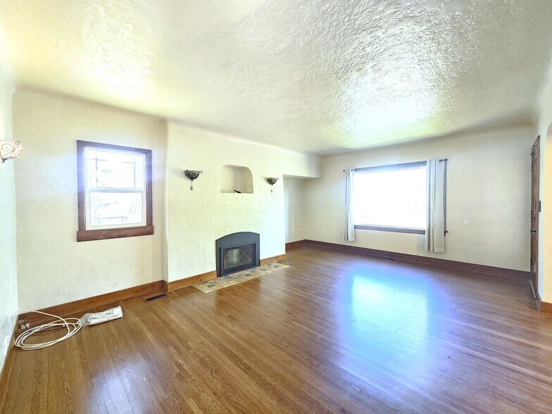 Building Photo - 1922 E 18th Ave